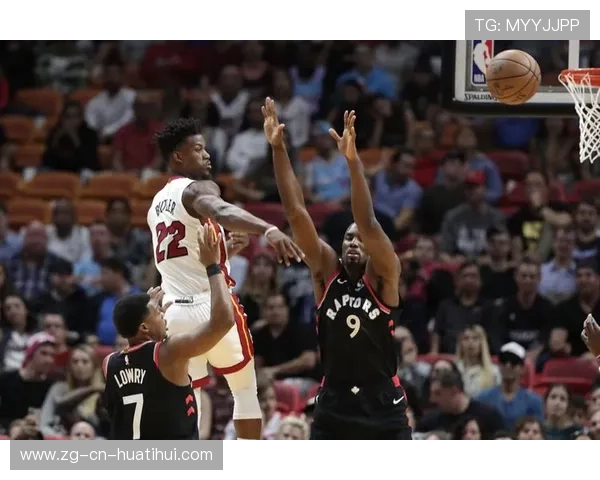 巴特勒强攻突分外线队友命中，热火全队轻松配合